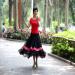 Un femme danse le flamenco.
