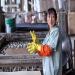 Une ouvrière remet ses gants plein de colle en place pour récupérer des planches en bambou contrecollées dans une usine de parquet en bambou dans la province de Zeijiang.