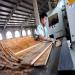 Un ouvrier travaille sur une chaîne de production de parquet en bambou dans une usine proche de Shanghai.