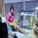 Un ouvrier fait des fagots de tige de bambou qui serviront à fabriquer des baguettes jetables destinées à la restauration dans une petite usine proche de Shanghaï.