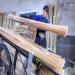 Un ouvrier charge sur une charrette des tiges de bambou qui vont servir à fabriquer des baguettes jetables.