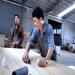 Un ouvrier corrige des imperfections sur des planches fabriquées en bambou.