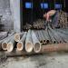 Un ouvrier trie des troncs de bambou par calibre dans une petite usine de bambou dans la province de Zhejiang.
