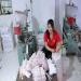 Une jeune ouvrière met sous plastique des baguettes jetables dans une petite exploitation dans la province du Zhejiang. Certains producteurs de la région ont été accusé d