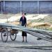 Un ouvrier décharge des bambous dans une usine de bambou située dans la province de Zhejiang.