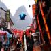 Des jeunes touristes se promènent dans les rues de Yangshuo, une destination très en vogue envahie par le tourisme de masse.