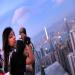 Une touriste photographie les gratte-ciel de Hong Kong