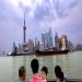 Un famille chinoise en vacances regarde le nouveau district de Pudong à Shanghai