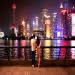 Un couple de touriste chinois contemple les lumières des gratte-ciel du nouveau district de Pudong à Shanghai