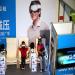 Une maman et son fils essayent des lunettes virtuelles dans un centre commerciale de Shenzhen 