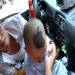 Un chauffeur de taxi dans la province pauvre du Guizhou montre son enfant qui s