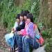 Wang Lan avec ses copines qui habitent dans les montagnes Miaos environnantes  attendent le bus pour aller à l