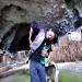 Luo Haizhong, 14 ans, part de la grotte pour récupérer son troupeau de chèvres en contre bas de la montagne ou se situe la grotte dans laquelle il est né. Ses parents sont partis de la grotte pour aller travailler en ville et c