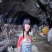 Wang Lan Jun, 16ans, issue de la minorité ethnique Miao est née et vit dans la dernière grotte habitée recensée par les autorités chinoises occupée par un village de 13 familles Miaos. Elle vit chez sa grand mère Luo Yaomei. 